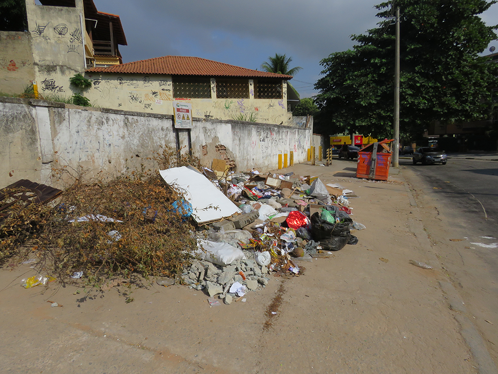 Mesmo com uma caçamba da Comlurb a poucos metros, moradores despejam lixo na calçada da Avenida Doutor Agenor de Almeida Loyola, nos Bancários