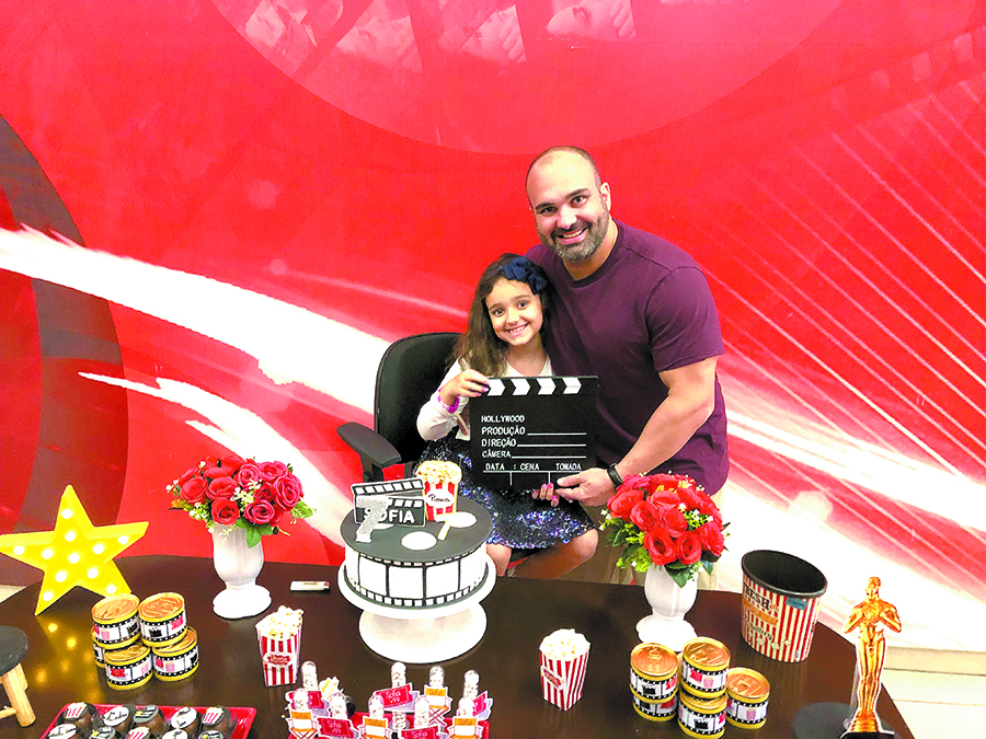 Sofia Rocha comemorou o aniversário de 7 anos ao lado do pai, Ricardo Balbi, amiguinhos e familiares em sessão exclusiva no Cinesystem do Ilha Plaza