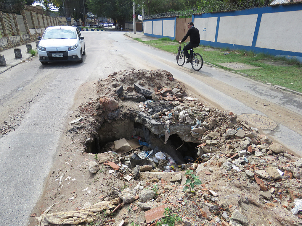 Uma cratera ao lado da Vila Militar, próximo ao aeroporto, põe em risco motoristas e ciclistas que passam pelo local