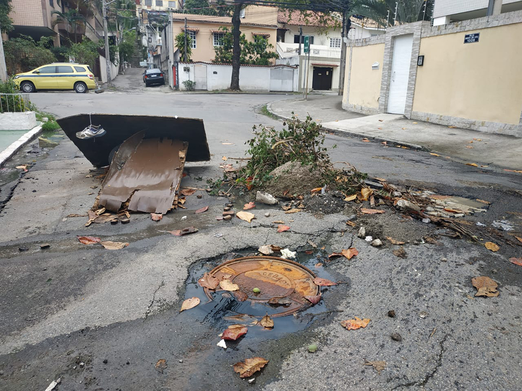 Na Rua Sargento João Lopes, Jardim Carioca, há um vazamento de esgoto há dias que irrita os moradores