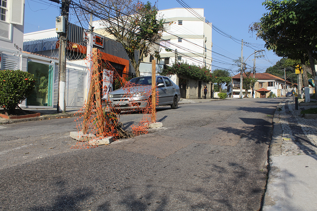 Buraco na Rua Luís Vahia Monteiro, no Jardim Guanabara, dificulta a circulação de veículos