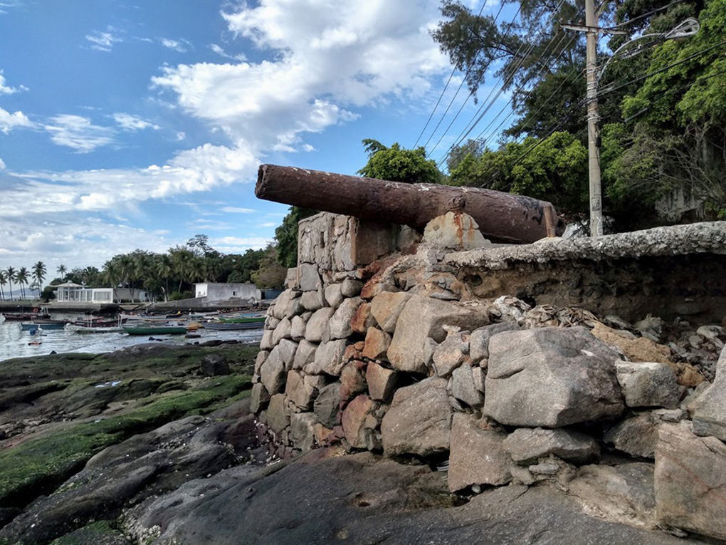 Moradores da Praia da Bandeira reclamam que o canhão da Ponta do Tiro está sendo deteriorado pelo tempo e pedem reformas no monumento histórico