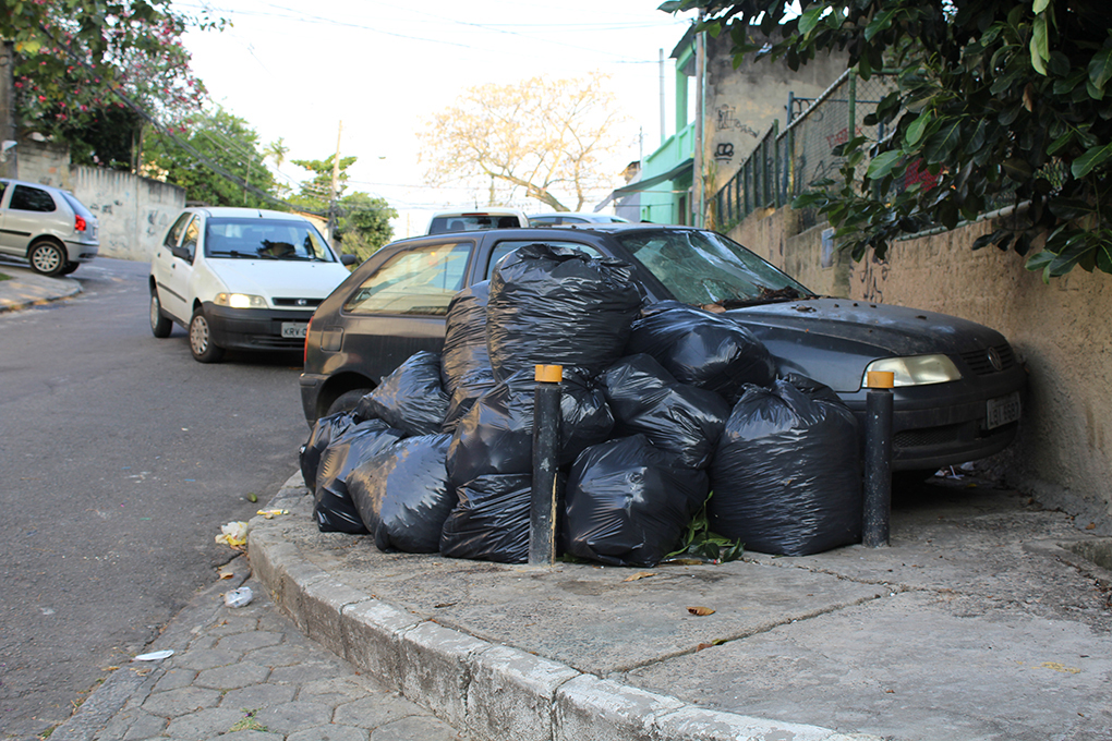 Na Rua Amapurus, no Tauá, veículo abandonado e lixo acumulado servem de criadouro de pragas, ocupam a calçada e obstruem a passagem de pedestres pelo local