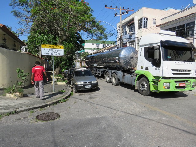 Caminhões que transportam líquido inflamável passam diariamente pelas ruas da Ribeira // Foto: Arquivo Ilha Notícias
