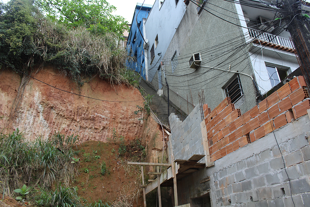 Moradores pedem obras em encosta na Rua Tenente Cleto Campêlo, no Cocotá, que pode desmoronar