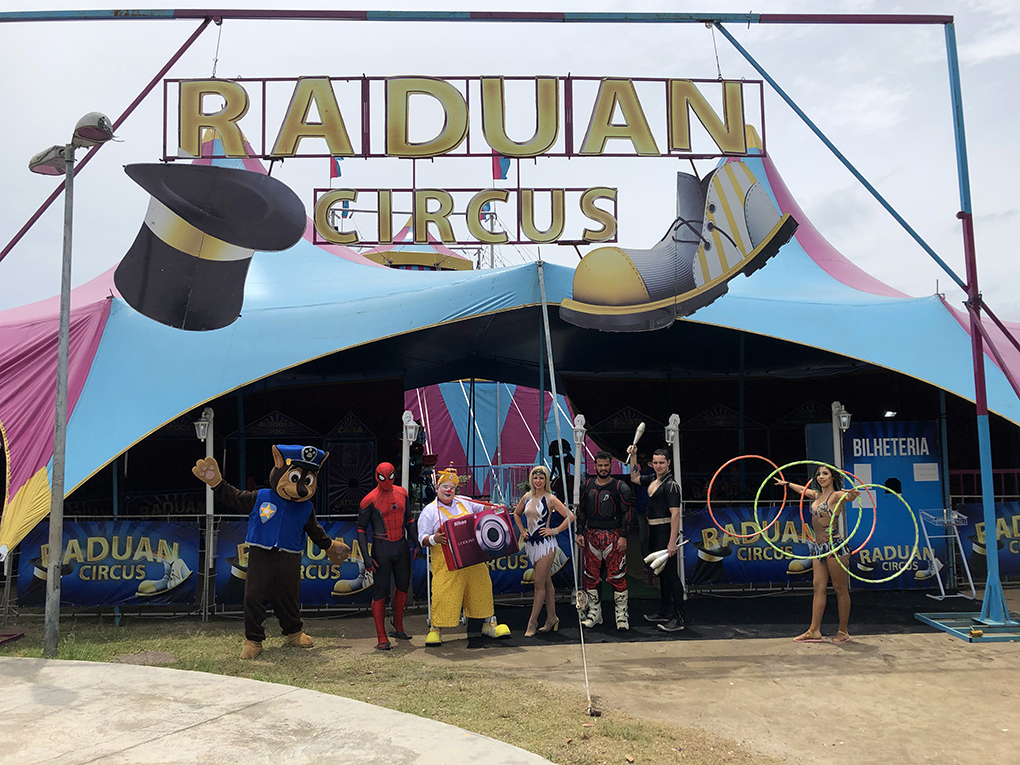 Parte da equipe de artistas que apresentam mais de vinte números artísticos no Raduan Circus