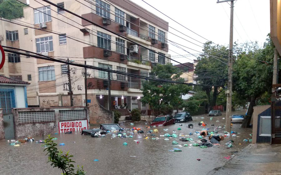 A chuva forte da segunda (23) alagou a Rua Marquês de Muritiba, por causa do lixo que entupiu os bueiros
