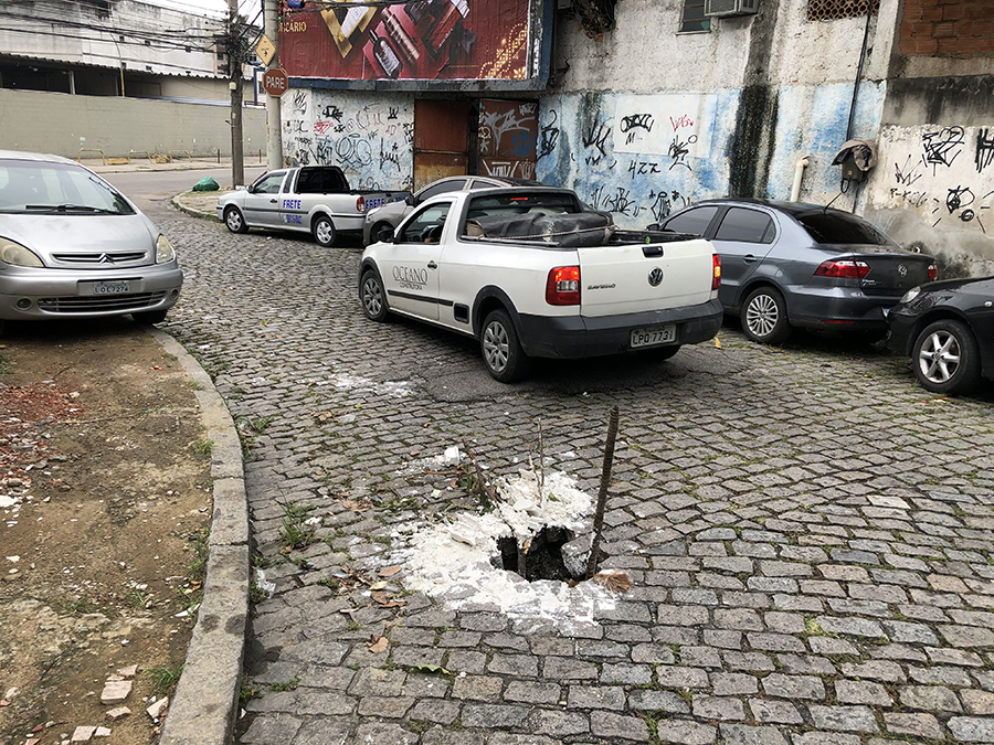 Buraco sinalizado com galhos na Rua João Dias, no Jardim Guanabara, é perigo para motoristas