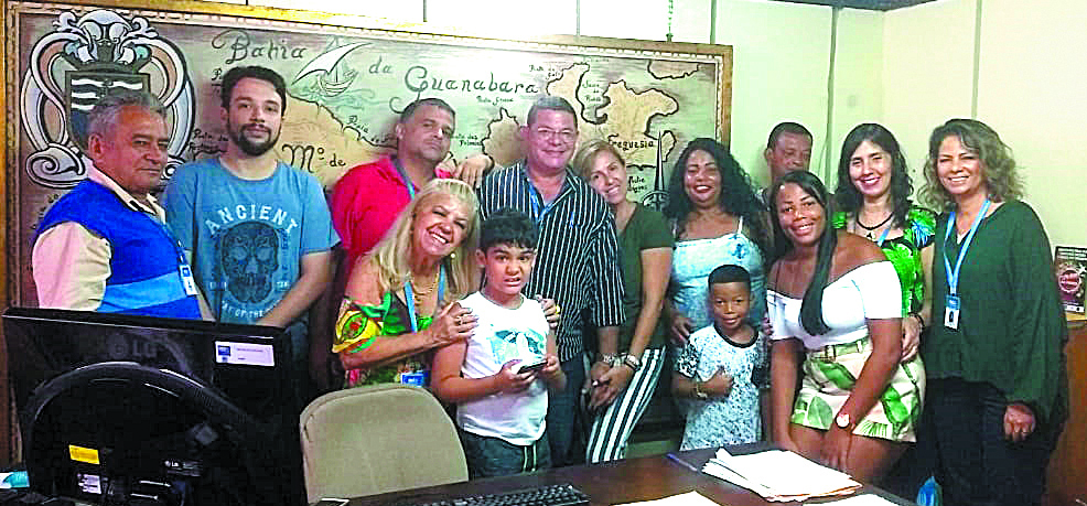O Administrador Regional da Ilha do Governador, Márcio Giglio Pimenta (ao centro), recebeu o carinho da esposa Rôse Pimenta, de amigos e servidores municipais durante festa de aniversário surpresa na quarta-feira (18)