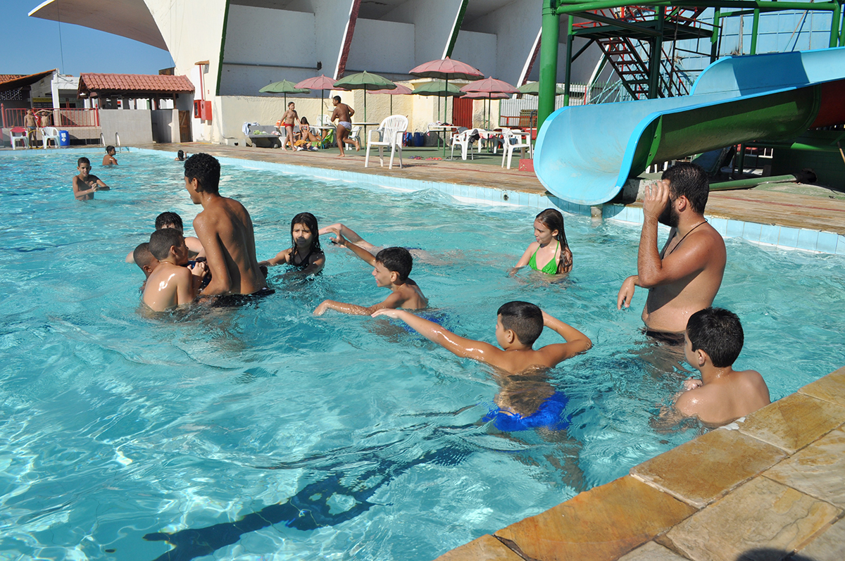 A recreação no parque aquático faz parte das atividades da colônia de férias