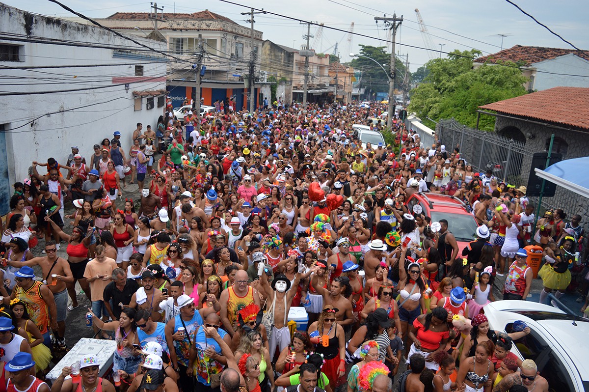 O bloco carnavalesco Vermelho e Branco atrai centenas de insulanos