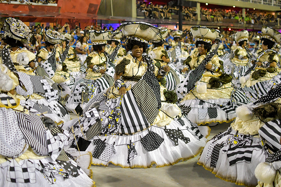A ala das baianas representou as lavadeiras que moram nas comunidades brasileiras