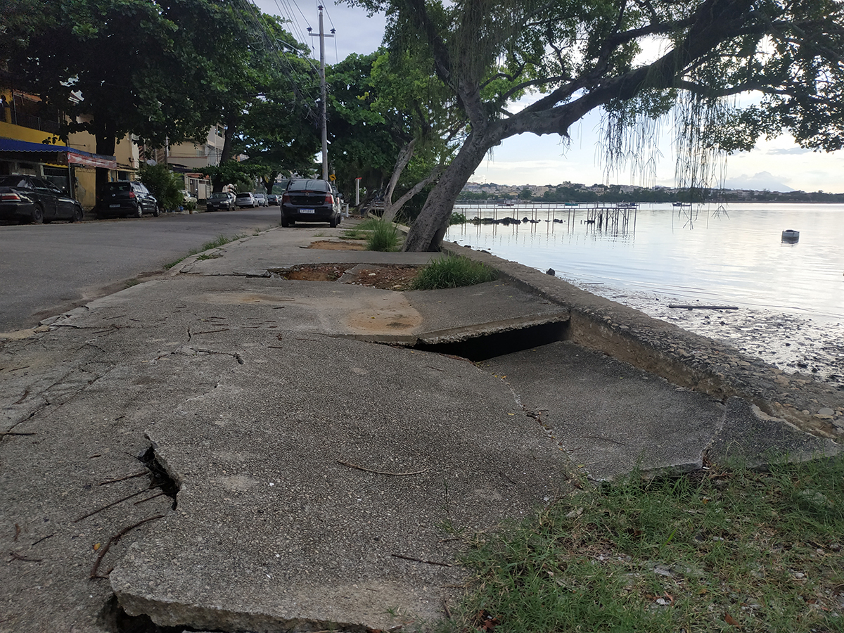 Calçada quebrada na Praia da Rosa, próximo a Rua Amapurus, impede o trânsito de pedestres no local