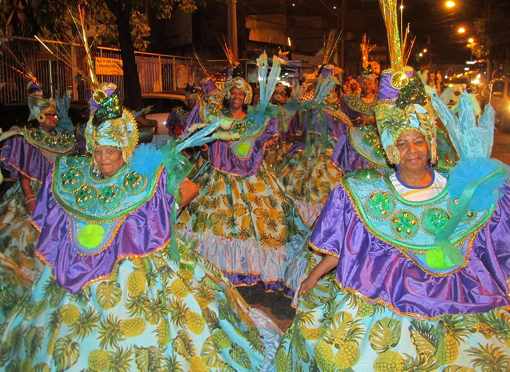 As baianas da Acadêmicos do Dendê coloriram as ruas do Cocotá, no domingo (8), durante desfile comemorativo a ida da escola para o Grupo de Acesso da Intendente