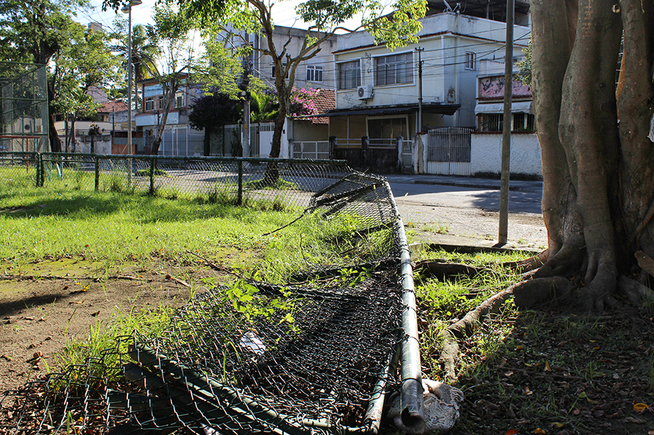 Grade da Praça Frei Paulo, na Rua Demétrio de Toledo, no Tauá, está arrebentada há semanas