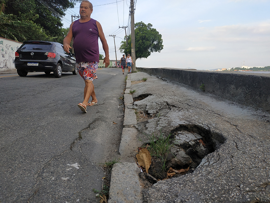 Calçada na orla das Pitangueiras está degradada há meses e obriga pedestres a andar pela rua