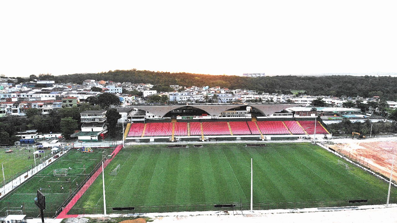 Vista panorâmica do estádio Luso-Brasileiro e do Complexo Esportivo Nelson de Souza Lucas que mostram a evolução estrutural da Associação Atlética Portuguesa