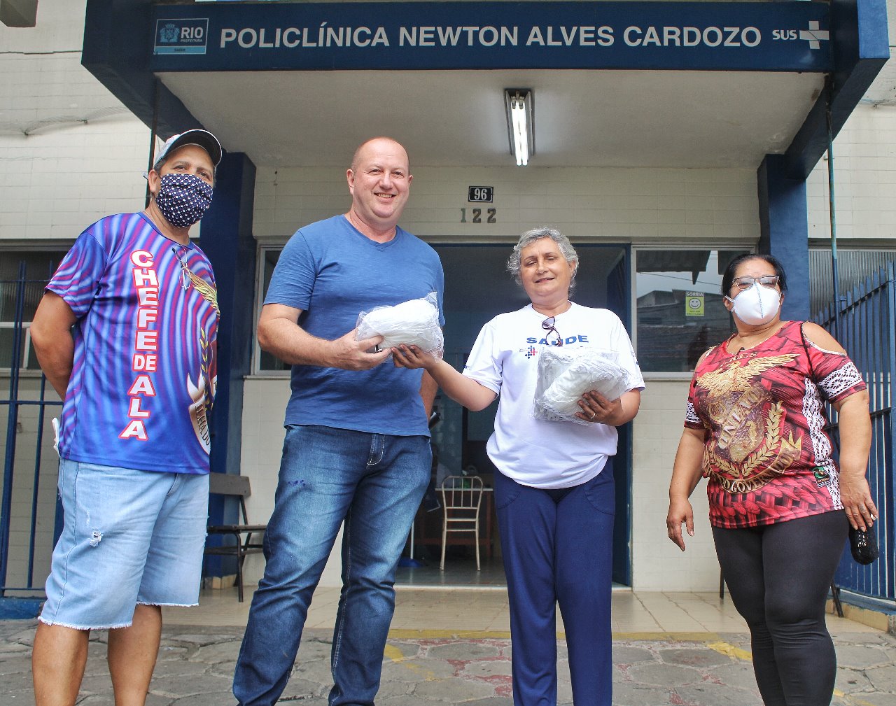 Representantes da União entregam as doações à Ana Lúcia, diretora da policlínica