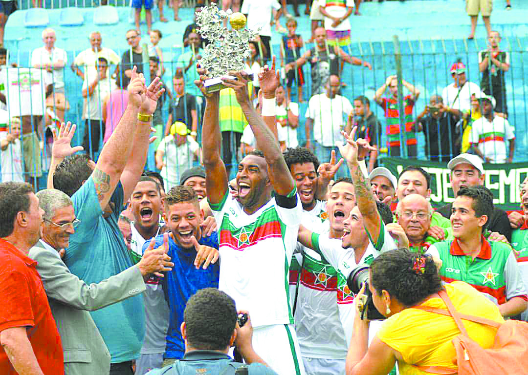 Jogadores levantam a taça do bicampeonato da Copa Rio disputada em 2016