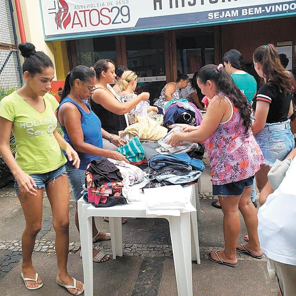 Beneficiadas também participam do bazar de roupas oferecido pela igreja