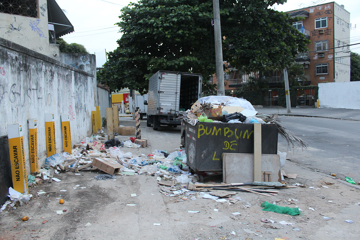 Na Estrada da Porteira, em frente ao número 541, lixo ocupa parte da calçada