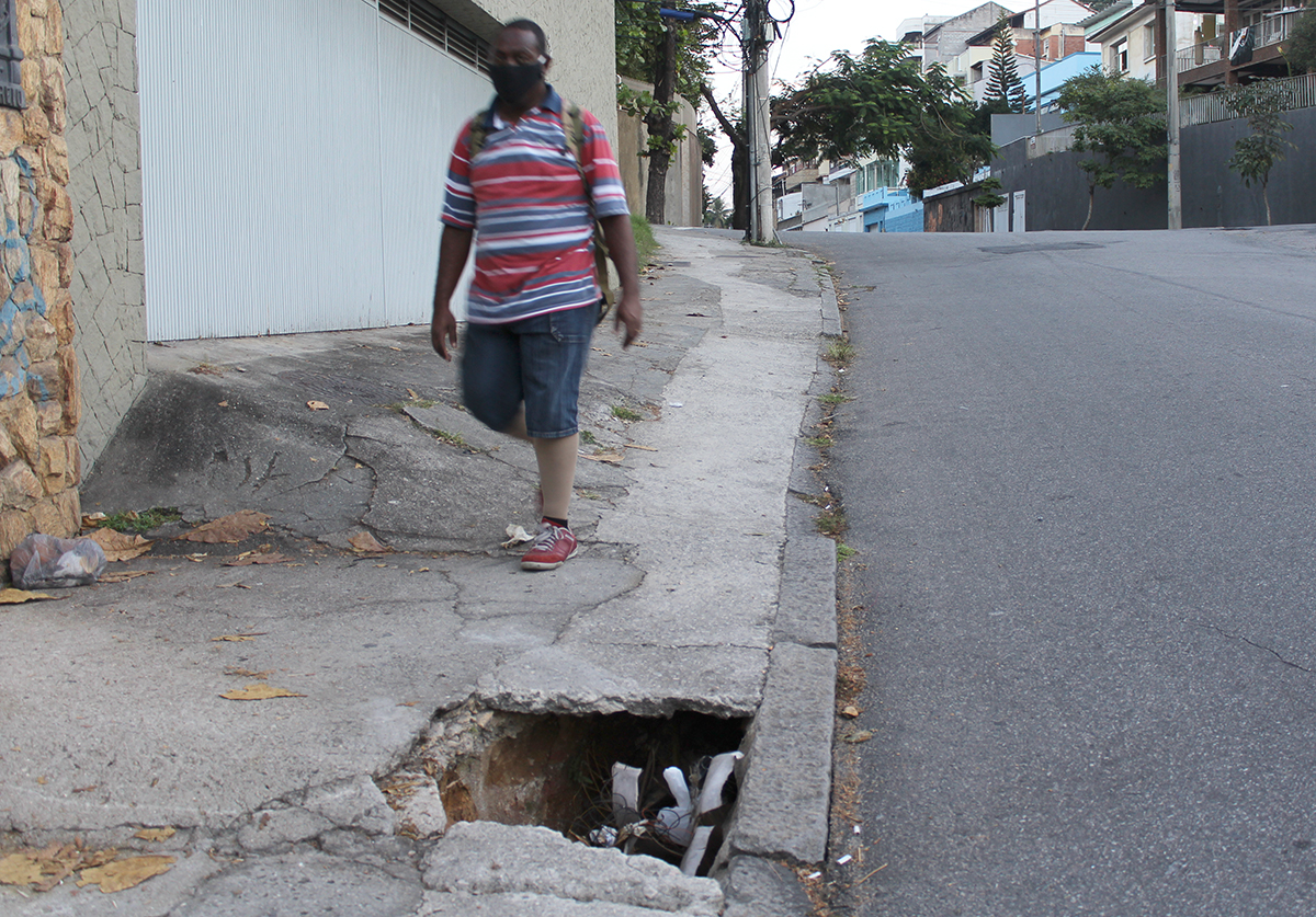 Buraco na calçada da Rua Babaçu em frente ao número 518, põe pedestres em risco