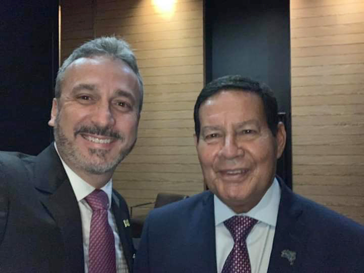 O presidente da PRTB, Jimmy Pereira recebeu cumprimentos do vice-presidente da república General Hamilton Mourão, do mesmo partido, pelo aniversário de 50 anos