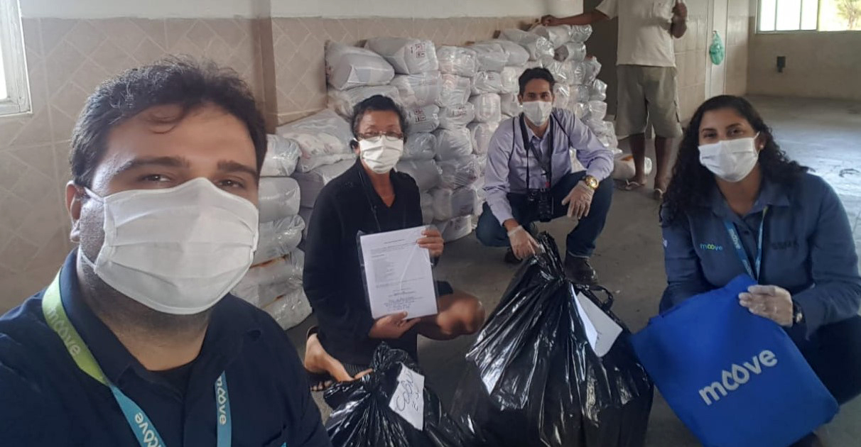 Funcionários da Moove realizam entrega de cesta básica em comunidades