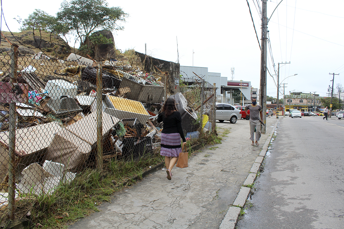 Na Avenida Paranapuã, ao lado da Fiat, no Tauá, o terreno virou depósito de lixo, entulho e móveis velhos