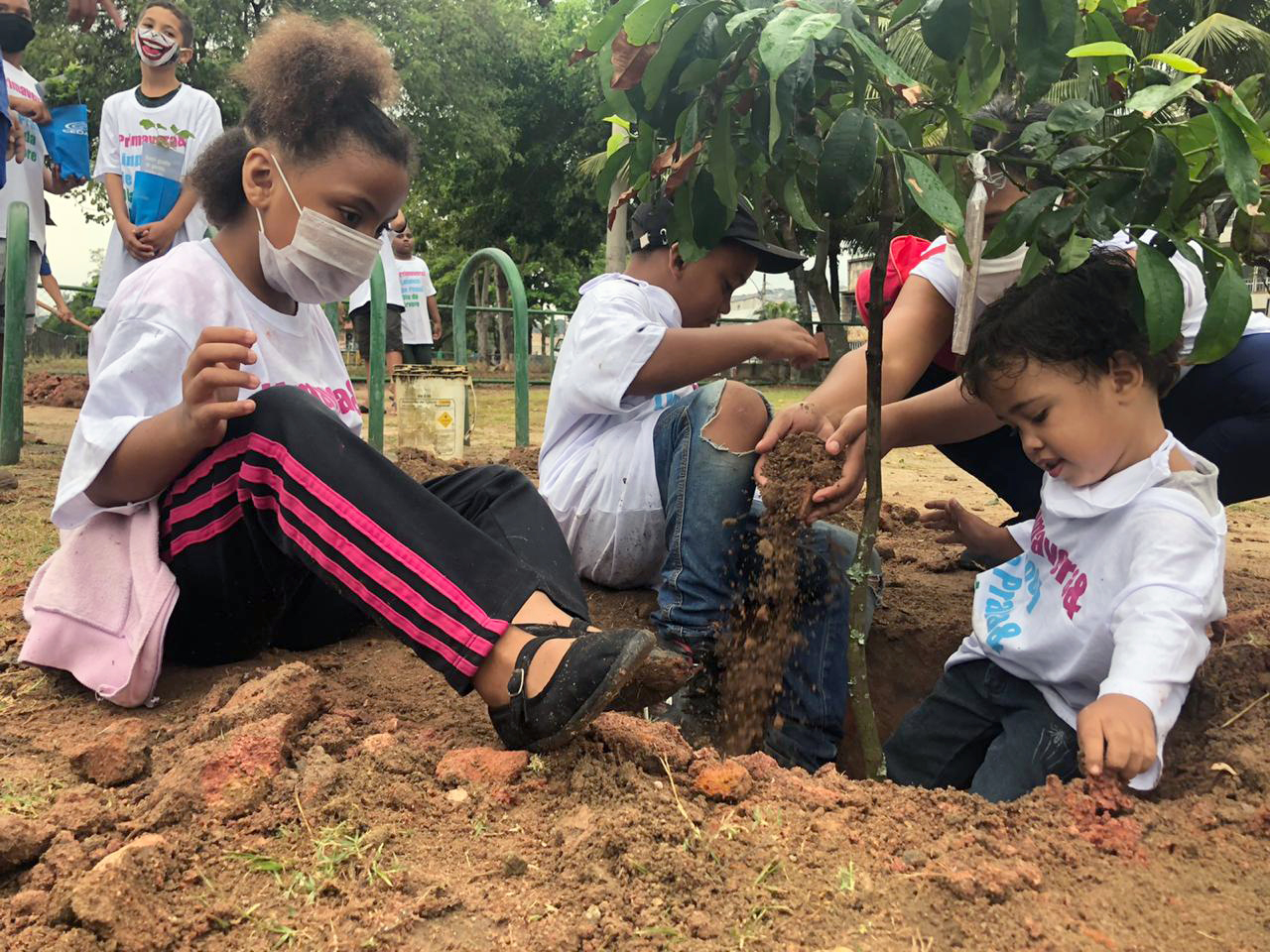 Crianças e autoridades se uniram em prol da sustentabilidade e plantaram mudas de diferentes espécies no Corredor Esportivo