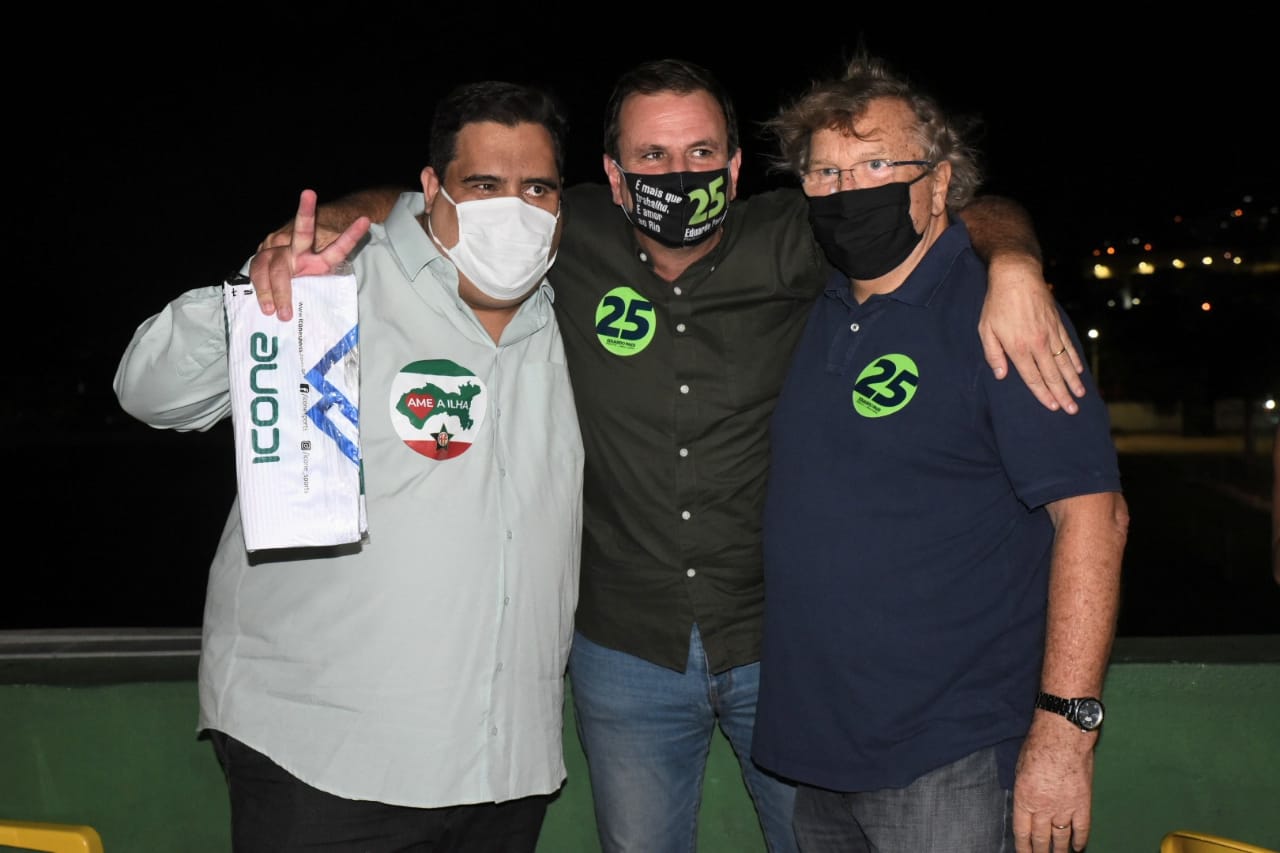 Eduardo Paes, durante evento na Ilha, ao lado do presidente da Portuguesa, Marcelo Barros e de José Richard, presidente da Associação Comercial da Ilha