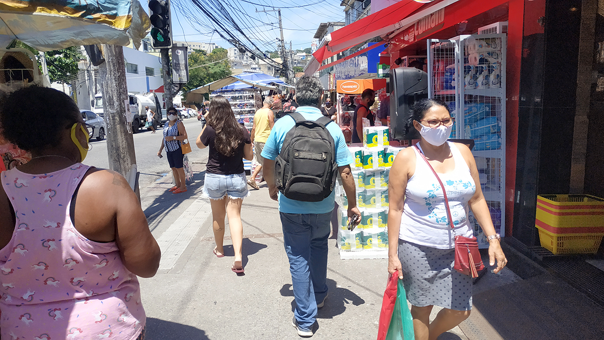 Produtos de lojas e ambulantes nas calçadas atrapalham pedestres