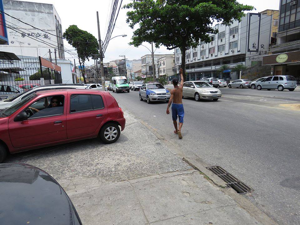 Na Estrada do Galeão é comum ver flanelinhas cobrando estacionamento até mesmo em locais onde a parada não é permitida