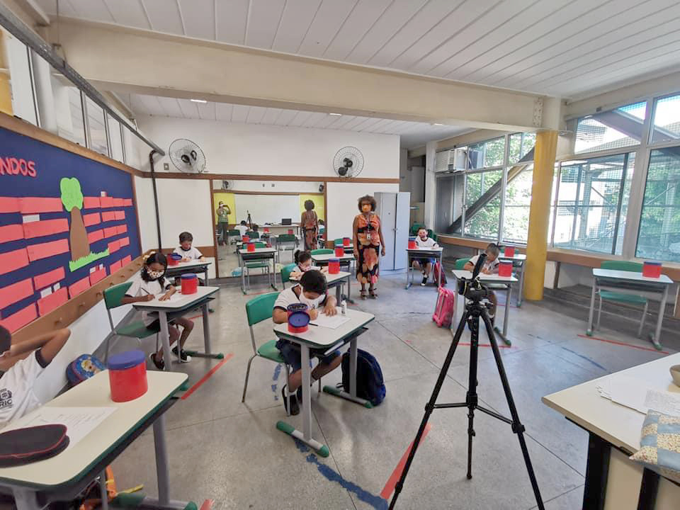 Após cumprir os protocolos da Secretaria de Educação, a Escola Municipal Rodrigo Otávio, a maior em quantitativo de alunos, voltou as aulas presenciais