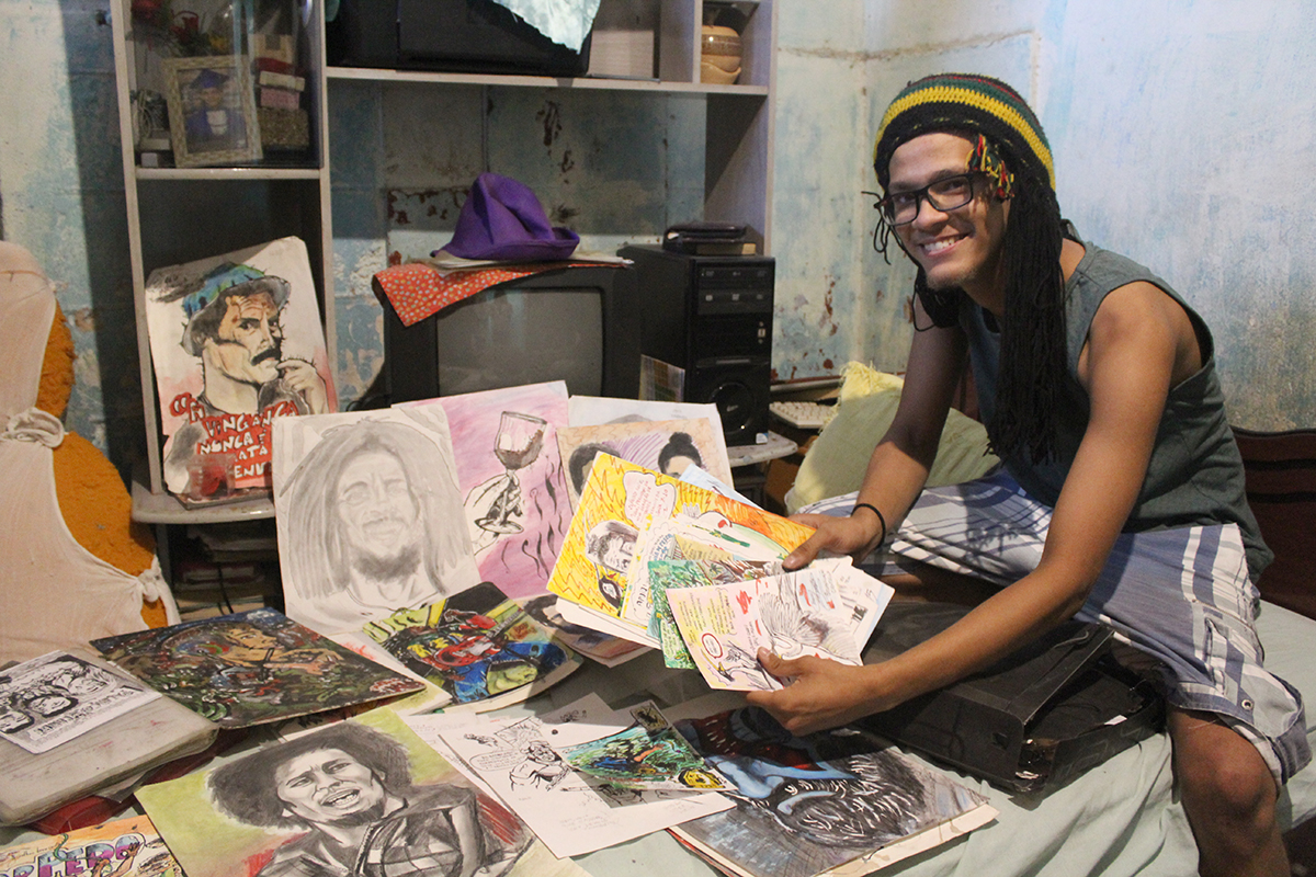 O jovem desenhista exibe algumas de suas produções artísticas com orgulho
