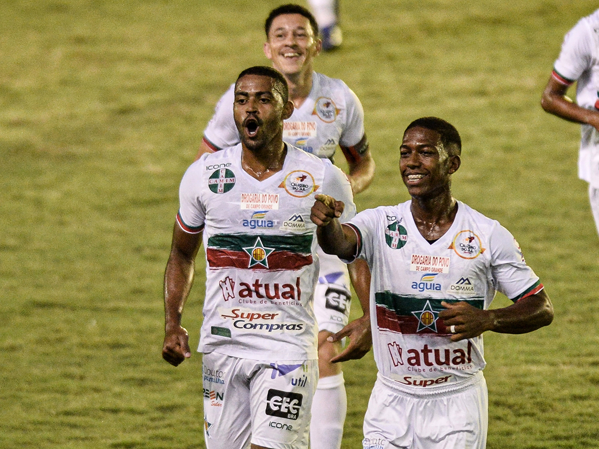 O volante Mauro Silva comemora o primeiro gol da Lusa diante do Flamengo