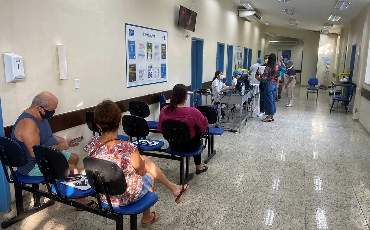 A vacinação segue acontecendo normalmente mesmo durante o lockdown no Posto de Saúde Necker Pinto, localizado no Zumbi