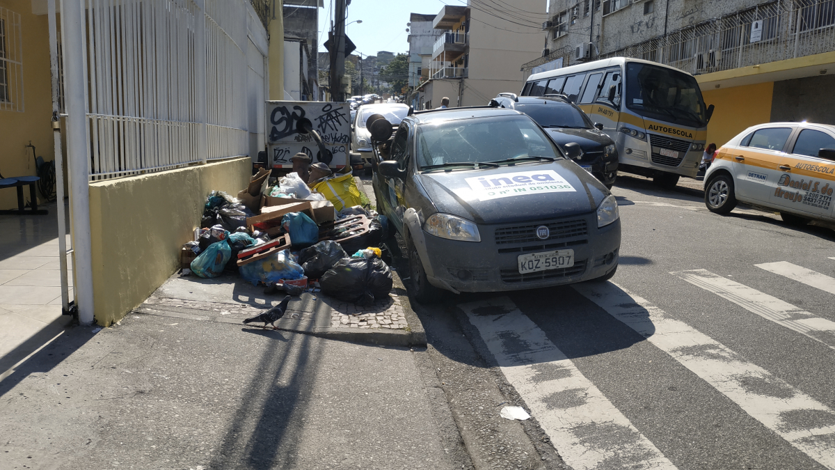 Monte de lixo impede a passagem na calçada da Rua Copiúva, 2, Cacuia