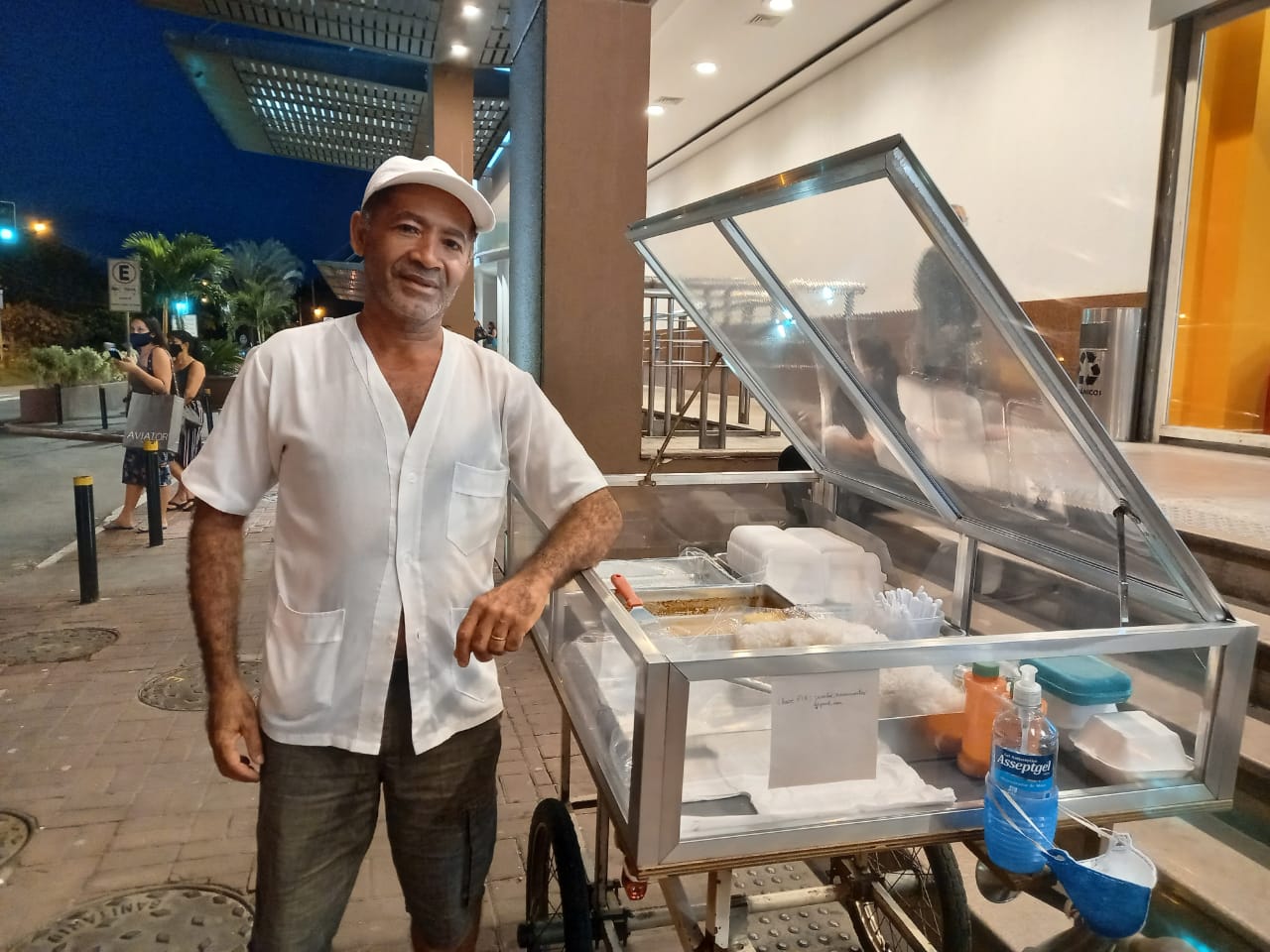 Desde 2001, Zé Carlos se destacava vendendo bolo de aipim, cocada e cuscuz em frente ao Ilha Plaza