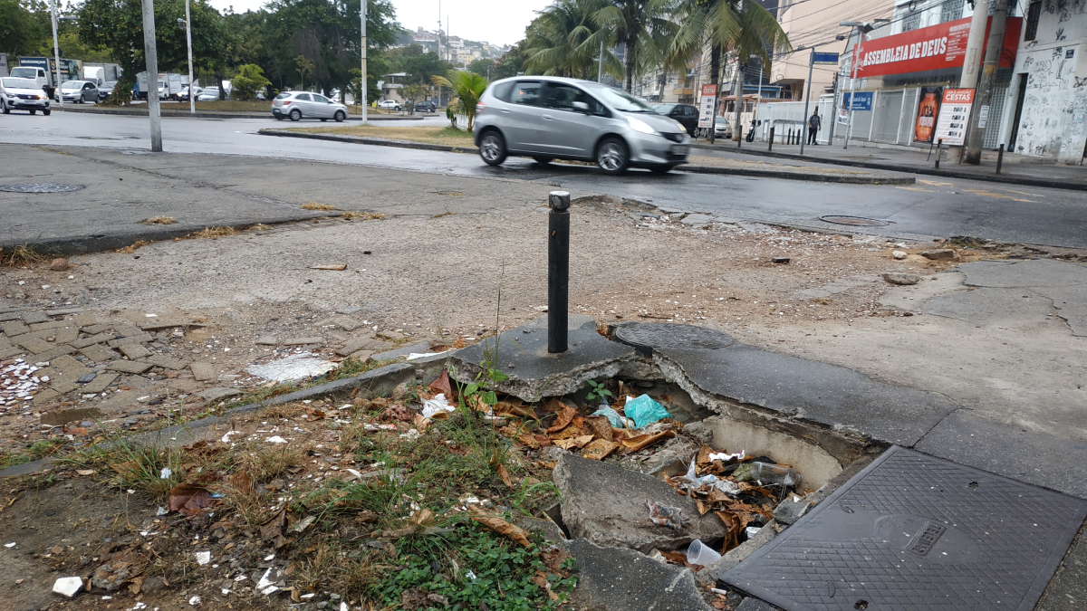 Calçada destruída na esquina da Avenida Paranapuã com a Praia de Cocotá