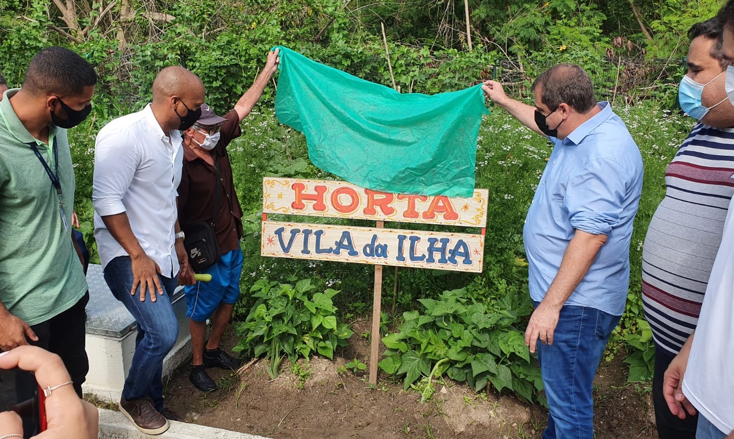 Autoridades da Ilha e da Secretaria de Esportes inauguram a horta da Vila