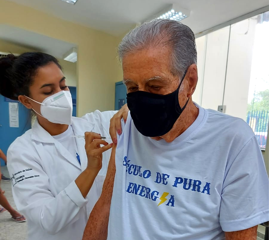 O ex-combatente tomou a vacina no Necker Pinto