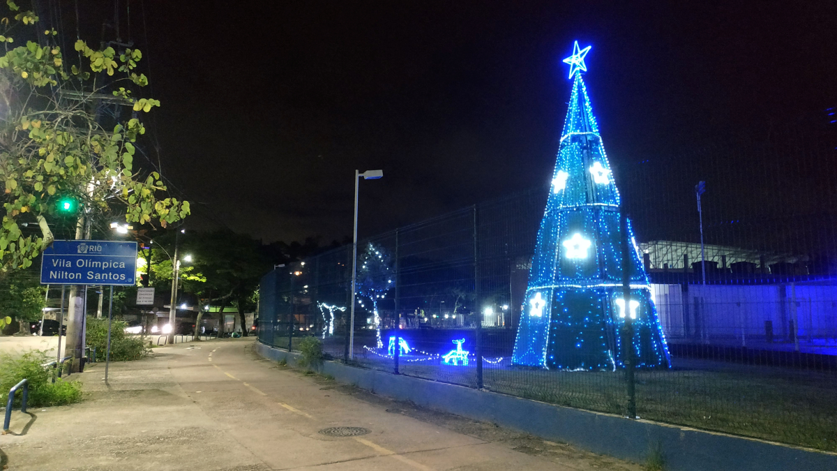 A árvore vai ficar na Vila durante todo o mês de dezembro para visitação dos insulanos