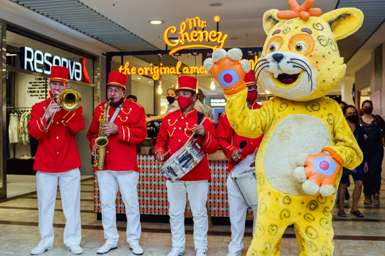 A parada musical conta com participação da banda e do mascote do shopping