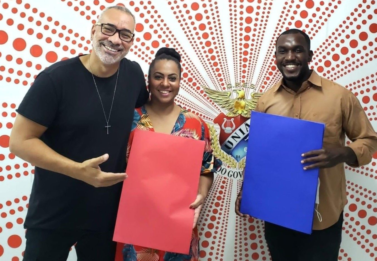 O carnavalesco Cahê Rodrigues com o primeiro casal da escola, Daniele e Marlon