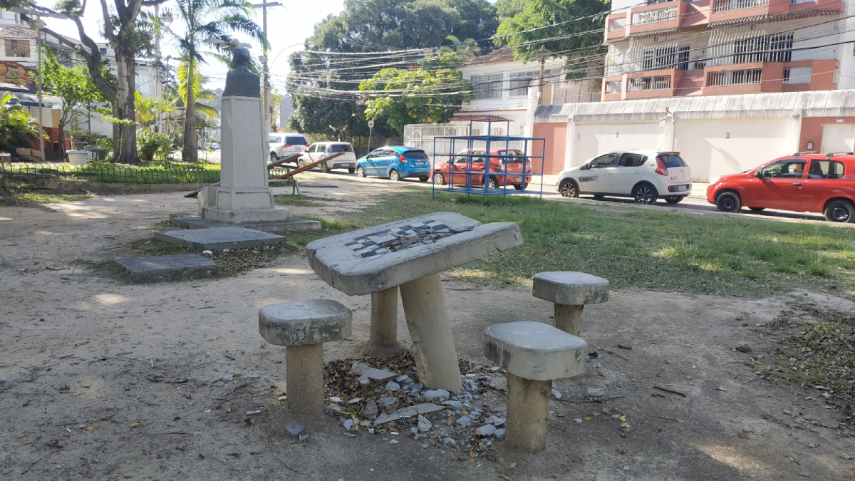 Mesa quebrada na Praça Comandante Nelson Mege revela a falta de manutenção do equipamento público