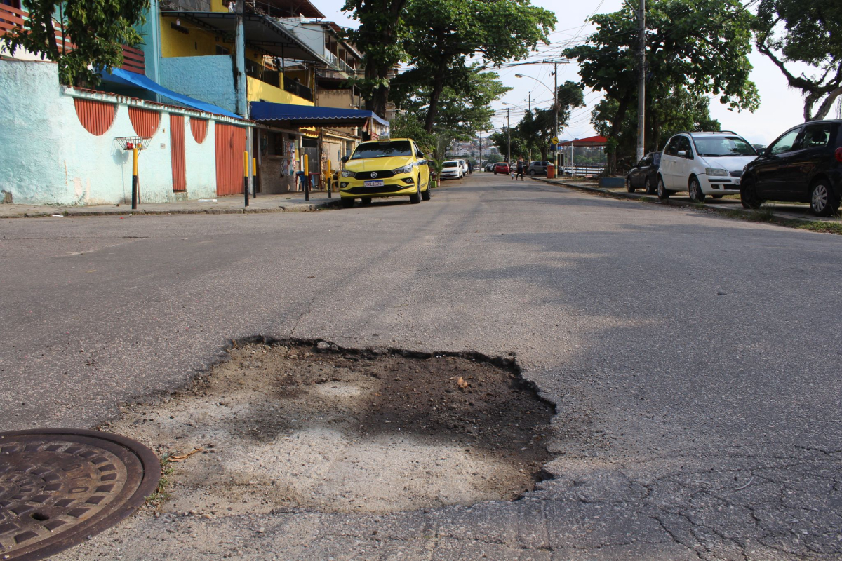 Em diversas ruas da Ilha os motoristas precisam ter atenção redobrada em relação aos buracos e irregularidades no asfalto