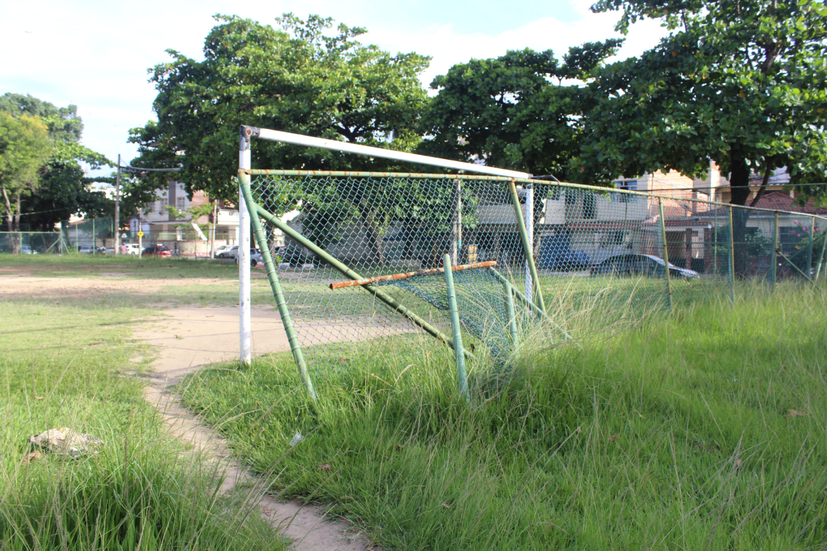 Campo de futebol no Corredor Esportivo está há meses com a grade de proteção danificada