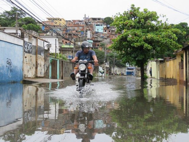 Durante as fortes chuvas, pedestres, motoristas e motociclistas são obrigados a se arriscarem na água