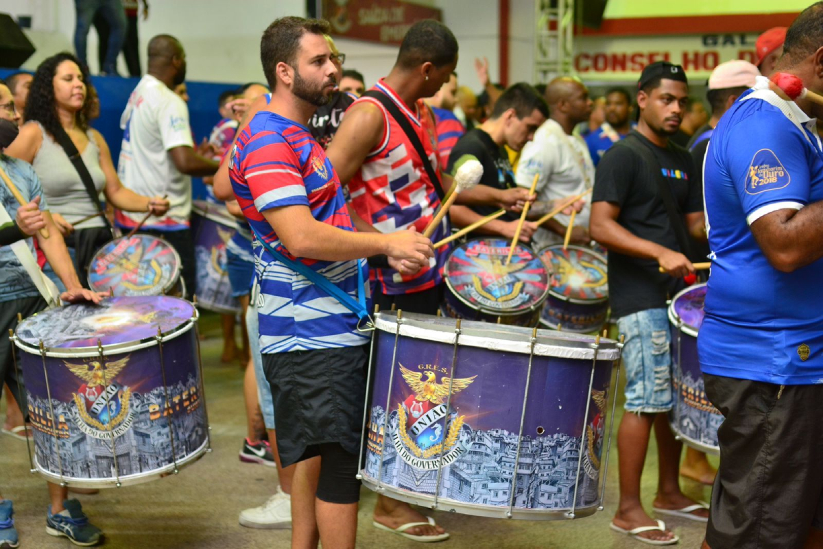 Bateria ensaia forte para arrepiar na Marquês de Sapucaí no próximo Carnaval
